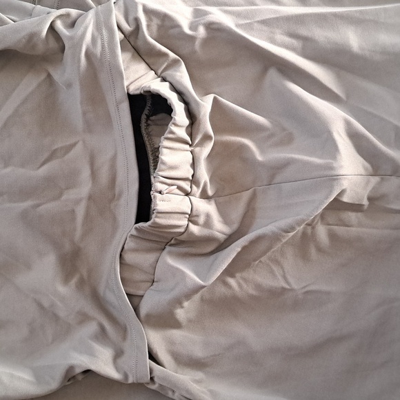 MEDIUM    HALARA V NECK EASY PEEZY RUCHED JUMPSUIT - Picture 9 of 10